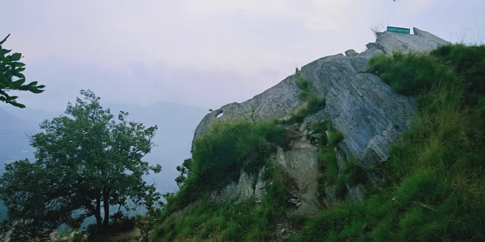 The rock lattice of Chauli ki Jali, Mukteshwar