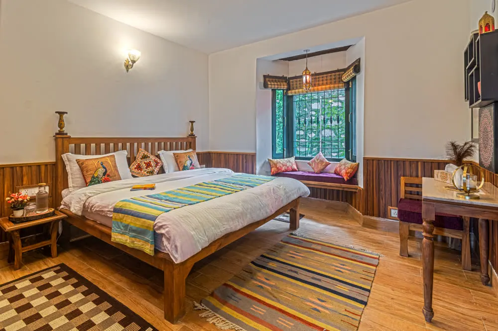 Ground-floor bedroom with window seat